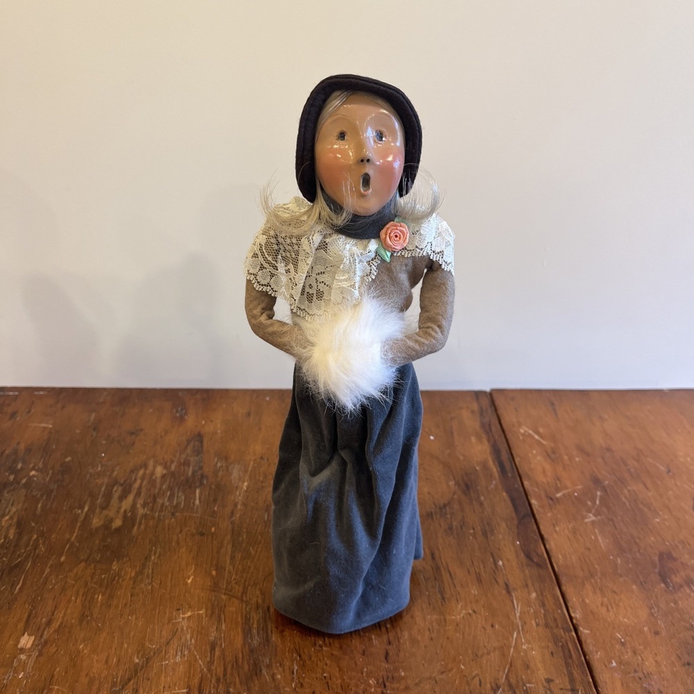 1993 BYERS CHOICE CHRISTMAS CAROLER Long Blond Hair White Muff Green Lace Outfit